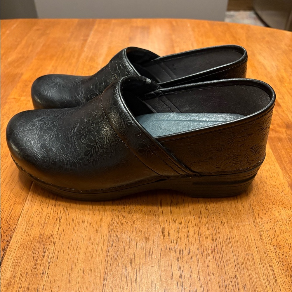 Black embossed Dansko XP clogs. Rarely worn.